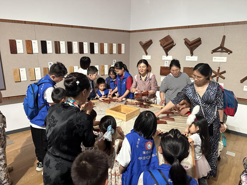 旗帜小记者走进清华大学艺术博物馆——探秘织绣与家具里的东方美学(图8)