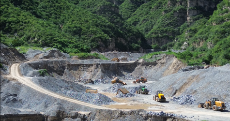 涞水县一渡镇：河道清理严重破坏山体污染环境 何谈生态宜居